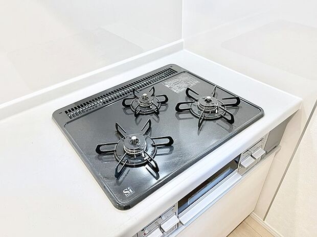 ガスコンロはＳｉセンサー搭載。火力調節や焦げ付き・消し忘れも防いでくれます。