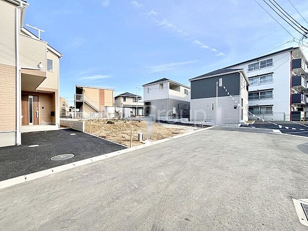 〜Exterior〜　前面道路は閑静な住宅地をはしる車通りの少ない道路。駐車の出し入れもらくらくです！ご不明点・現地見学のご希望は、お気軽にお問い合わせください！