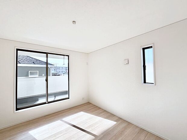 バルコニーが開放感をプラスしてくれる洋室