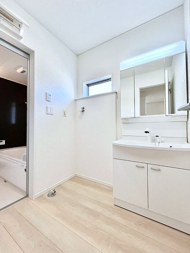 小窓がついているので湿気の多い場所でも換気が十分行えます。毎日の身支度を気持ち良く！