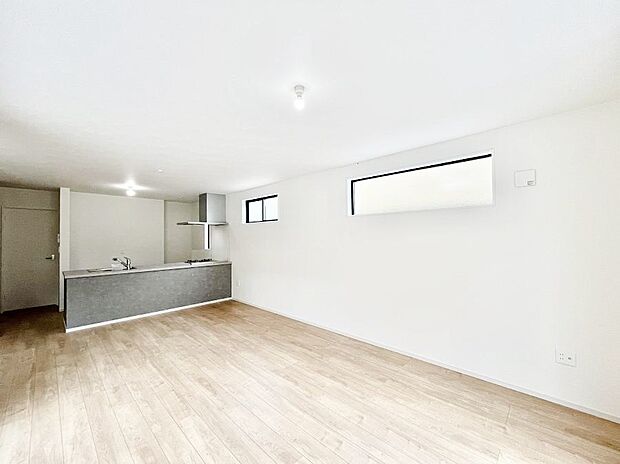 〜Living〜　飽きの来ないシンプルでおしゃれなLDK。大きな窓から日差しが差し込むので室内も明るく、家族の憩いの場としてピッタリです。開放感と日当たりの良さを是非ご覧ください！