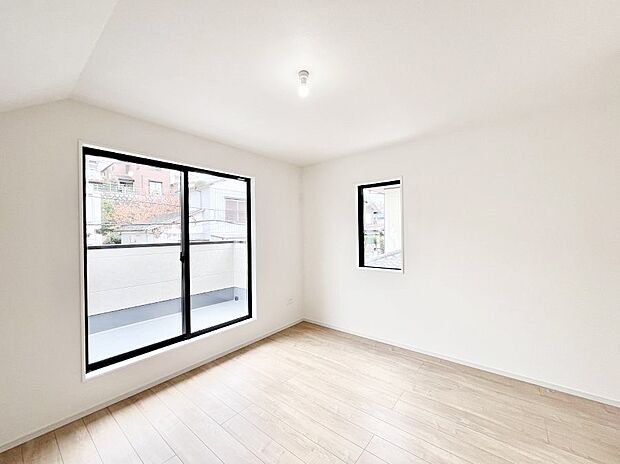 〜Bed Room〜　バルコニーからの明るい日差しが差し込みます。日照に恵まれたお部屋。柔らかい自然光で朝目覚める暮らしが送れるだろう。また、機能的な収納を配置して、片付いた空間も実現出来そう。