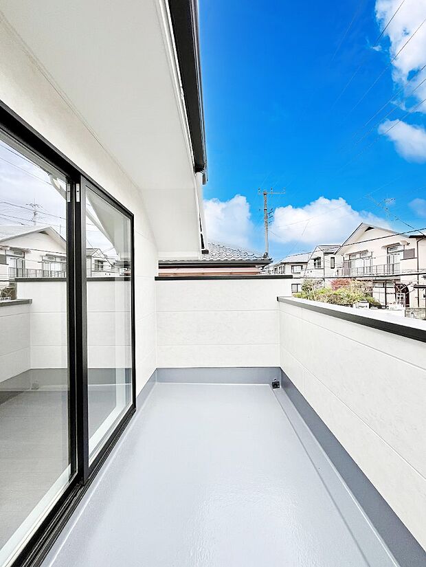 〜Balcony〜バルコニーは温かい陽がさしこみ、お布団や洗濯物を気持ちよく干すことができます。  使いやすく開放的なバルコニーです♪陽ざしがたっぷり降り注ぐ、バルコニー付き住まい。  