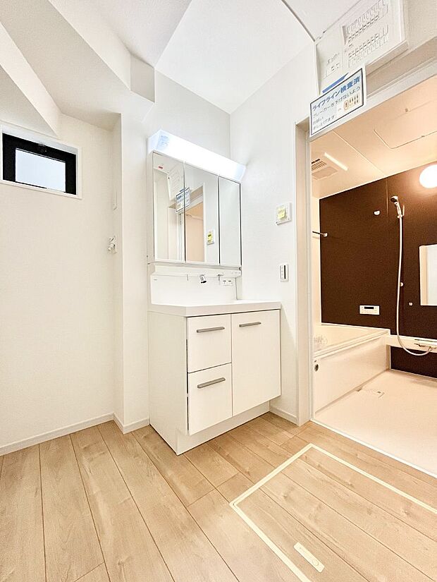 〜Dressing Room〜　暗くなりがちな洗面所も窓があると採光と換気が可能なので気持ちよくお使い頂けます。三面鏡タイプの洗面台は鏡裏収納で散らかりがちな洗面所もスッキリ♪