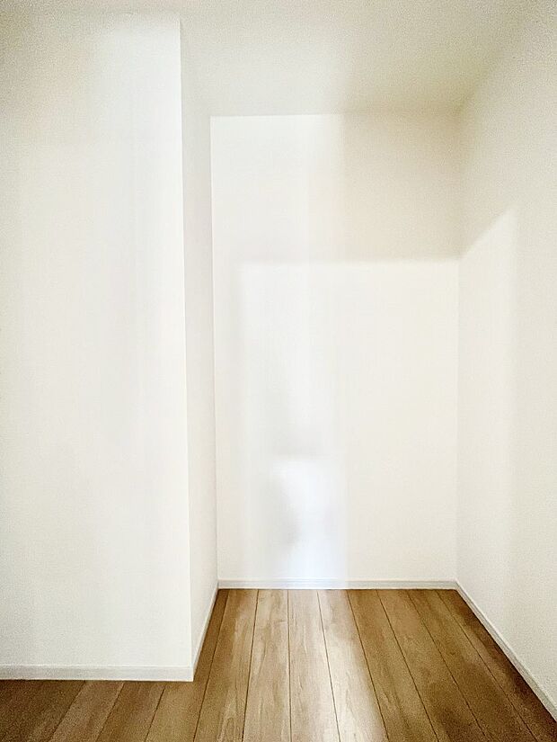 〜Walk-in Closet〜　必要なものやコーディネートを一覧して確認でき、身支度や準備が短時間で済むウォークインクローゼットを設置しました。家の中をすっきりとさせる便利な収納スペースです。