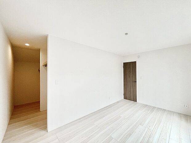 ウォークインクローゼットがあるお部屋!季節ごとの入れ替えも不要で便利です。