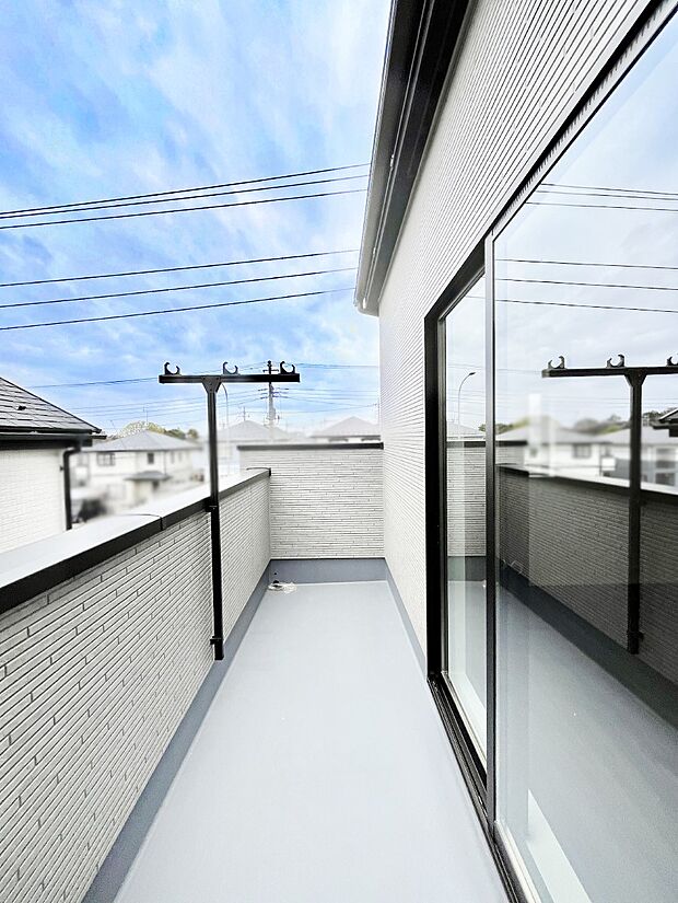 広々バルコニーでお洗濯物が気持ちよく乾きます。