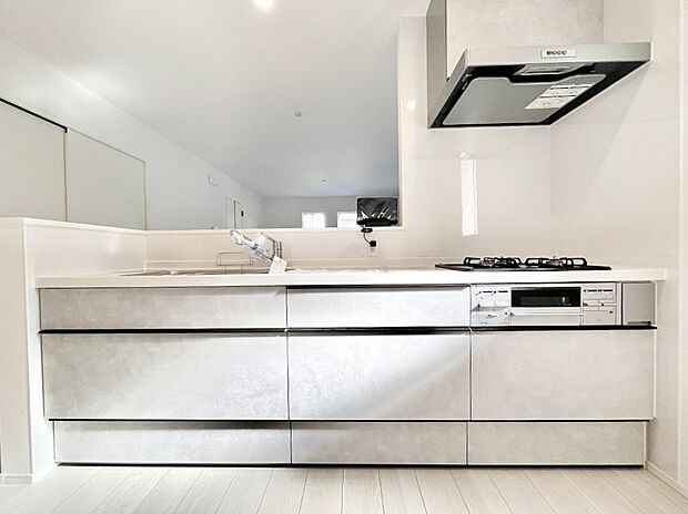 〜Kitchen〜　広くて使いやすいキッチンなら家族でいっしょに料理をつくったり、後片付けも手間なくできちゃいます♪収納もたっぷりあるので、いつもすっきりと清潔な印象を保てます。