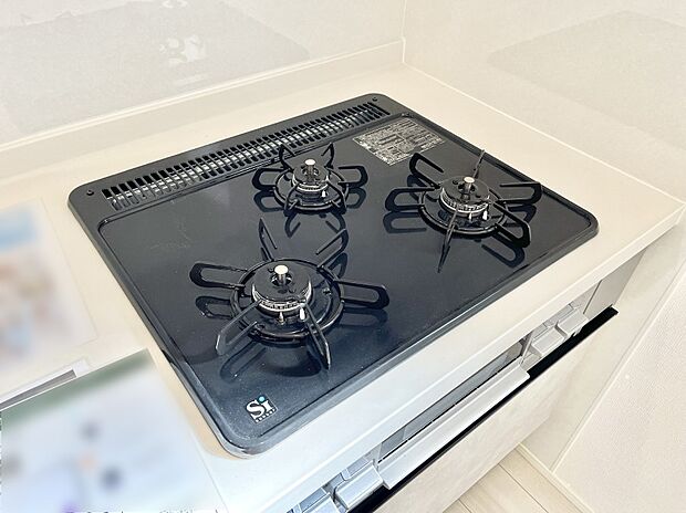 ガスコンロはＳｉセンサー搭載。火力調節や焦げ付き・消し忘れも防いでくれます。