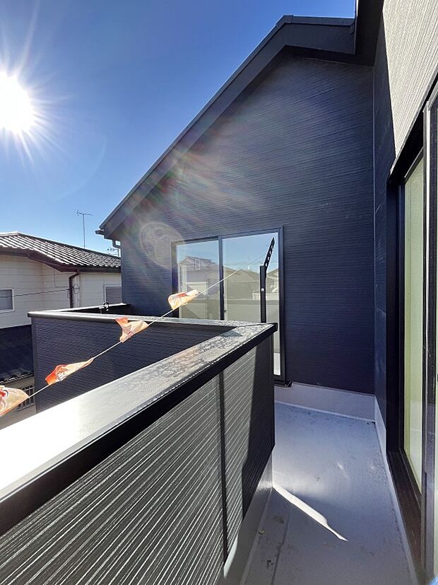〜Balcony〜  バルコニーは温かい陽がさしこみ、お布団や洗濯物を気持ちよく干すことができます。  使いやすく開放的なバルコニーです♪陽ざしがたっぷり降り注ぐ、バルコニー付き住まい。  