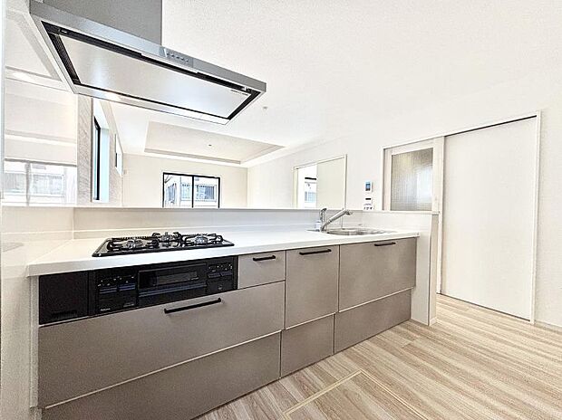 ~Kitchen~ リビングが見渡せるカウンターキッチン。 料理をしながら家族とコミュニケーションをとれるだけでなく、大きな開放感も得ることができます。 お子様の成長も感じることができますね!