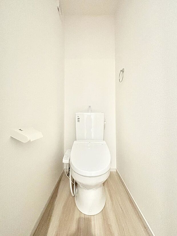 ~Toilet~ 綺麗・スッキリ・快適なウォシュレット付トイレでくつろげる空間です。トイレは毎日使わざるを得ないもの。いつも清潔を保ちたいですね。トイレが2ヶ所あるので朝の混雑時に便利です!