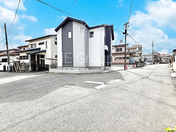 ~Exterior~ 前面道路:北東 6.09m 公道、北西 6.04m 公道 低層の一戸建てを中心とした街並みが整然と続き、周辺は高い建物が建っていないので、緑の多い閑静な趣を感じる環境です。