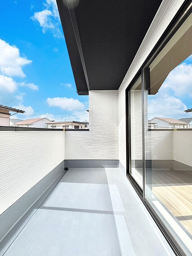 ~Balcony~ 南向きのバルコニーの前には雲以外に太陽を遮るものがありません。お洗濯物も乾きやすく、何より明るく気持ちのいい光が入ってきます。使いやすく開放的なバルコニーです♪