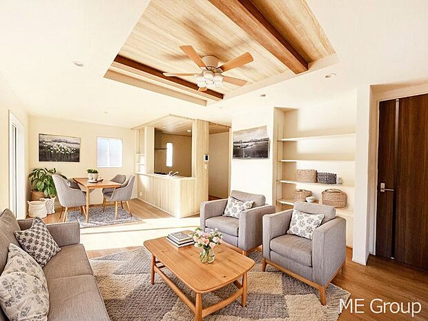 家族の和やかな会話が聞こえてきそう。開放感のあるリビングです。※家具はCGです  