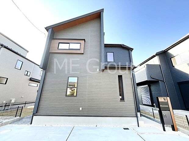 ◆2号棟◆〜Exterior〜　堂々たる趣ながら、主張し過ぎずどこか余裕を感じさせるシャープなフォルムで佇む邸宅は、晴天の空と照らし合わせる事で、本来あるべき完成形の姿を見せてくれます。