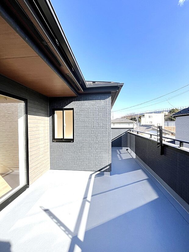 ゆったりバルコニーだから沢山お洗濯ものを干せます。