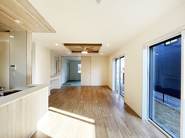 ◆1号棟◆〜Living〜　飽きの来ないシンプルでおしゃれなLDK。大きな窓から日差しが差し込むので室内も明るく、家族の憩いの場としてピッタリです。開放感と日当たりの良さを是非ご覧ください！