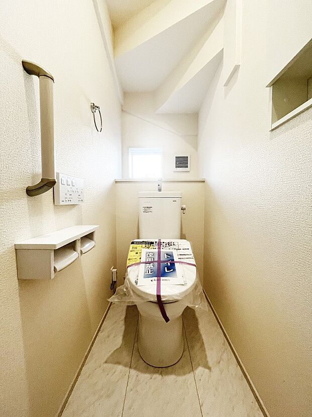 ◆1号棟◆〜Toilet〜　綺麗・スッキリ・快適なウォシュレット付トイレでくつろげる空間です。採光もあり明るく、快適空間となっております♪毎日使う場所だからこその配慮です！