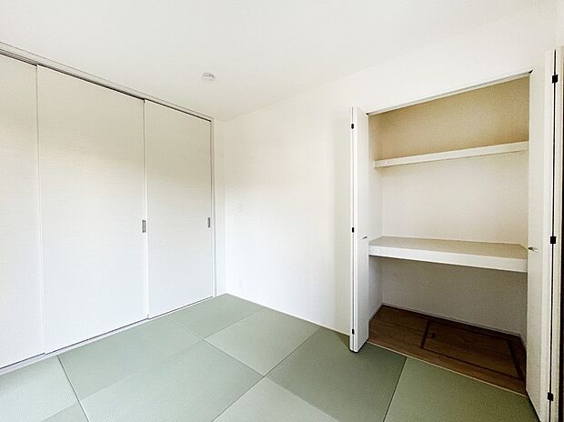 ◆1号棟◆〜Japanese Room〜　LDK隣接の和室は、アイロンがけなど奥様の家事スペースとして、また小さなお子様のいるご家庭ではお昼寝やおむつ替えの場としてご活用いただけます。