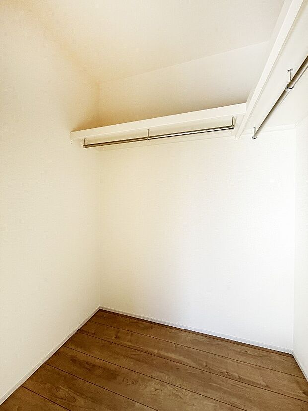 ◆1号棟◆〜Walk-in Closet〜　たくさんの洋服をかけてもシワになりにくいウォークインクローゼット。洋服以外にも、普段使わない家電やスーツケース、ストック品など何でも片付く嬉しい空間です。