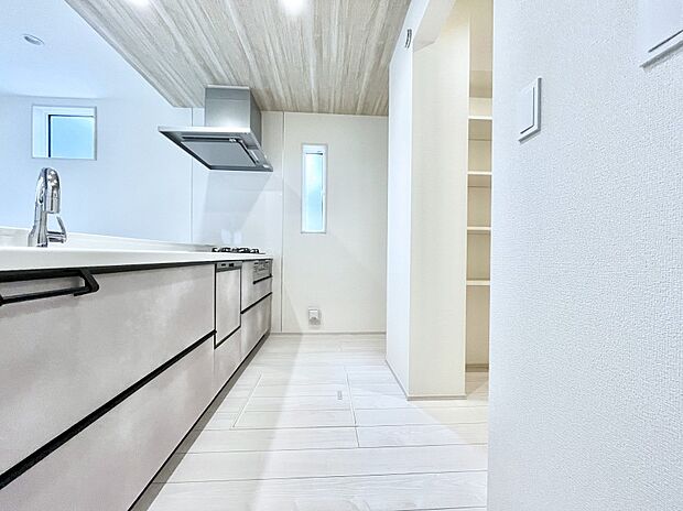 料理をしながらでもご家族との会話を楽しめる対面キッチン