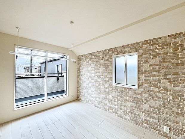 明るいバルコニーサイドに洋室を設置。目覚めの良い寝室に。アクセントクロスがお部屋全体を明るい印象にしてくれます