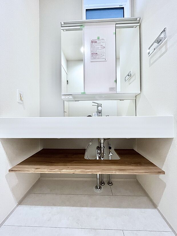 大きく見やすい三面鏡で清潔感ある洗面台は、身だしなみチェックや肌のお手入れにおすすめです。