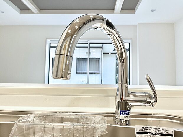 センサーに手をかざすだけで吐水/止水ができるタッチレス水栓。浄水器付き。