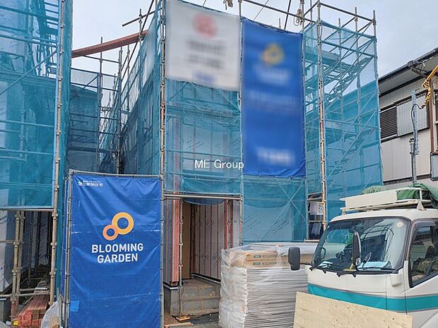 〜Exterior〜　低層の一戸建てを中心とした街並みが整然と続き、周辺は高い建物が建っていないので、緑の多い閑静な趣を感じる環境です。穏やかな環境の中で、心地よい日常を育めます。  