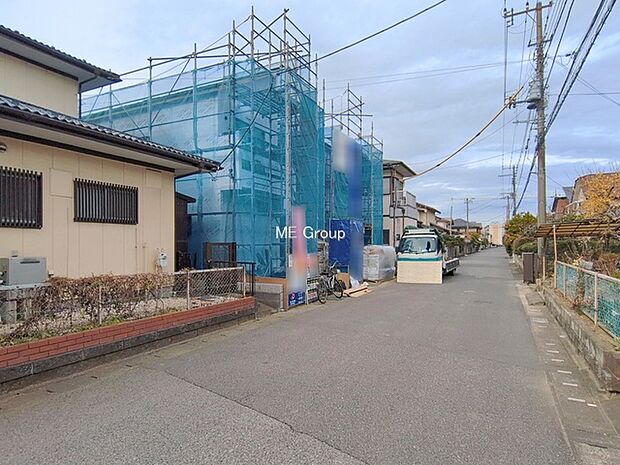 〜Exterior〜　低層の一戸建てを中心とした街並みが整然と続き、周辺は高い建物が建っていないので、緑の多い閑静な趣を感じる環境です。穏やかな環境の中で、心地よい日常を育めます。  