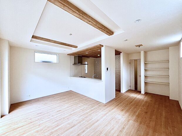 折上天井は立体的な奥行きがあるので、天井が広く見えて開放的な空間を演出できます。