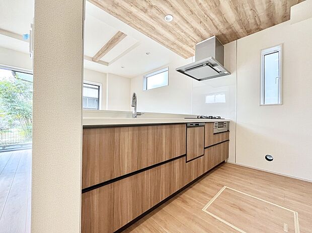 爽やかな風が通り抜けるキッチン。窓があるので明るく換気にも役立ちます。