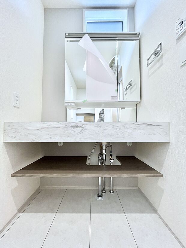 大きく見やすい三面鏡で清潔感ある洗面台は、身だしなみチェックや肌のお手入れにおすすめです。