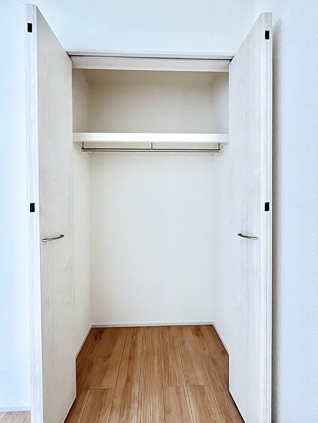 洋室のクローゼット。奥行きがあるので厚手の衣類もすっきり収まります。