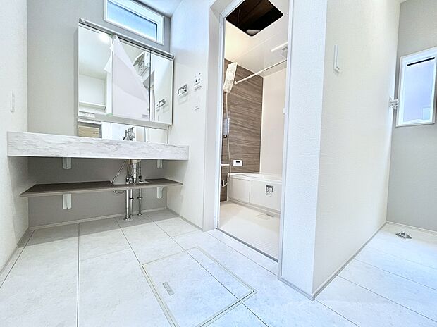 清潔感のある快適空間です。毎日の身支度も気持ち良くお使い頂けます。