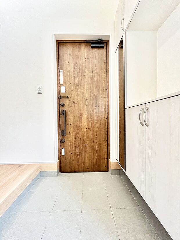 ～Entrance～　家の中でお客様を迎える最初の場所である玄関は、家の印象そのものです！豊富な玄関収納で、常に綺麗に保つことが出来ます♪玄関にはたっぷり収納の下駄箱を完備！