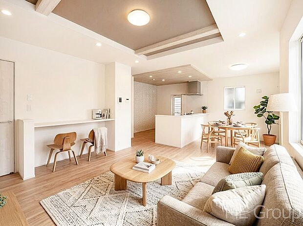 ～Living～　家族の会話や笑顔が行き交うリビングです。子供が走ってる姿を見ながら、大きなソファやダイニングテーブルでゆったり食事をしたりくつろぎたい♪そんな夢が叶えられる空間です！※家具はCGです