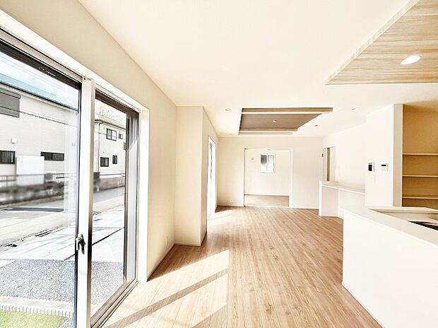 ～Living～　家族の食事や団らんのほか、子どもを遊ばせたり、友人を招いたりするLDKは住まいの中心。長時間過ごす場所だから、その空間は住まい全体の居心地を左右します。