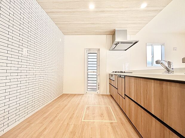 ～Kitchen～　広くて使いやすいキッチンなら家族でいっしょに料理をつくったり、後片付けも手間なくできちゃいます♪収納もたっぷりあるので、いつもすっきりと清潔な印象を保てます。