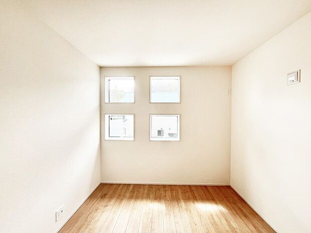 ～Bed Room～　部屋数が多いのが戸建てのメリットです。ご家族が増えたことで手狭に感じていた住まいも戸建てでは各居室プライバシーを保つことができます。住まいにゆとりが生まれ心もリラックスできます♪