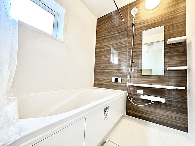 ～Bath Room～　落ち着いた雰囲気の浴室で明日に向けてリフレッシュ。浴室乾燥機能も付いているので隣の洗濯機置き場で洗い上がった洗濯物を、雨の日も天気を気にせず乾燥させることも可能です。