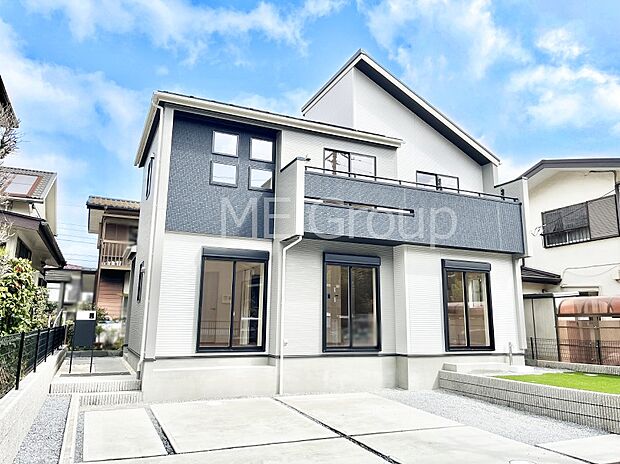 ～Exterior～　堂々たる趣ながら、主張し過ぎずどこか余裕を感じさせるシャープなフォルムで佇む邸宅は、晴天の空と照らし合わせる事で、本来あるべき完成形の姿を見せてくれます。