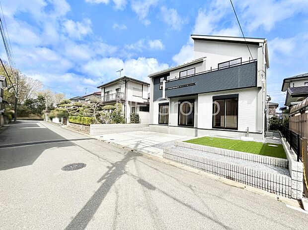 ～Exterior～　前面道路は閑静な住宅地をはしる車通りの少ない道路。駐車の出し入れもらくらくです！ご不明点・現地見学のご希望は、お気軽にお問い合わせください！