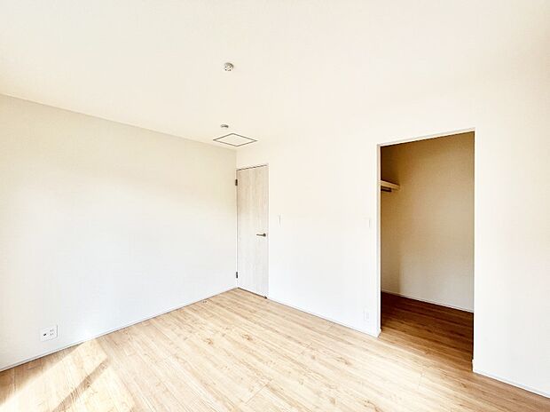 ～Bed Room～  「今日も一日お疲れ様」とご夫婦でゆったりくつろげる寝室。  毎日の家事やお仕事に疲れた日はフカフカのベットで癒されてください。本棚をおいても快適な広さが自慢♪