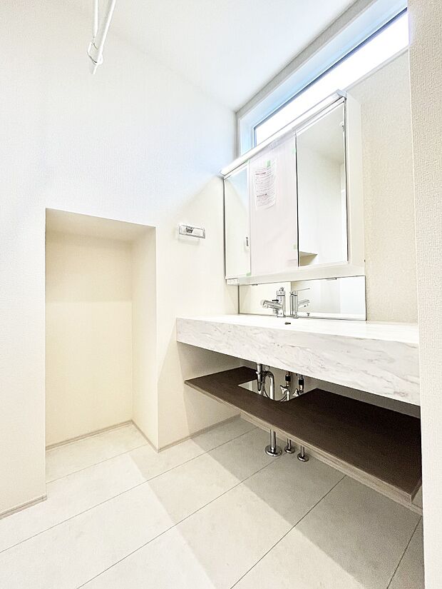 ～Dressing Room～　清潔感のある快適空間です。毎日の身支度も気持ち良くお使い頂けます。三面鏡裏収納で散らかりがちな洗面台もスッキリ片付きキレイをキープ♪