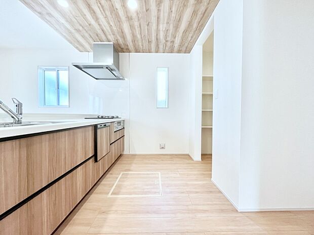 ~Kitchen~ 自然光が入る窓のあるキッチン☆毎日使う場所だからこそ、使い勝手を考慮しました。ゆったりとしたキッチンコーナーは質感豊かな仕上がりとなっております。