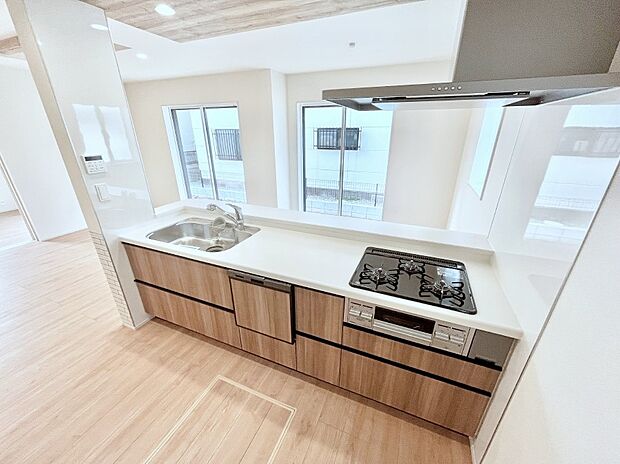 ~Kitchen~ リビングが見渡せるカウンターキッチン。 料理をしながら家族とコミュニケーションをとれるだけでなく、大きな開放感も得ることができます。 お子様の成長も感じることができますね!