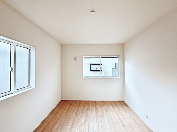 ~Bed Room~ 2面採光を確保した明るい室内は、風通しも良く、大変居心地の良い空間となっております。爽やかな風を感じて起きる朝は、快適生活の始まりに!日当たりや通風がとても良い住まい♪