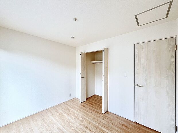 ~Bed Room~ 子供部屋はお子様にとって大変重な役割があります。子供一人で過ごす空間を与えることで、宿題や勉強時間も自然と増えまた自ら部屋の片付けや掃除なども促すことに繋がります。